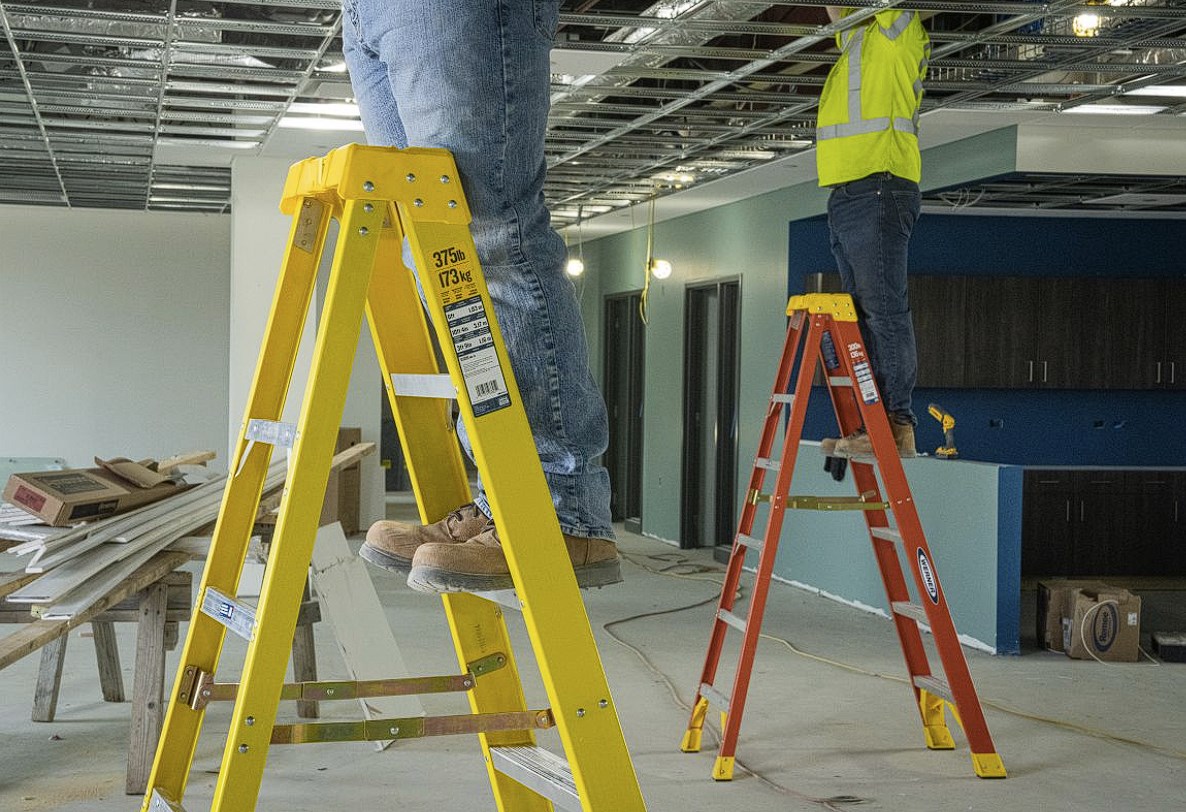 Werner 6207 Fiberglass Stepladder